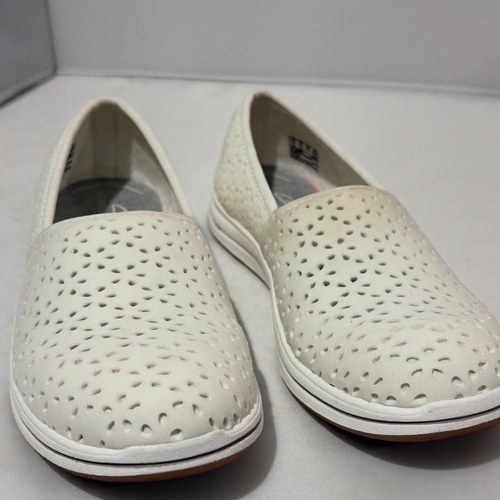Clarks Cloudsteppers Womens 6W White Perforated Slip On Shoes